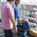 Nekat! Seorang Pria Bule Hendak Melakukan Bunuh Diri Dari Jembatan Suramadu