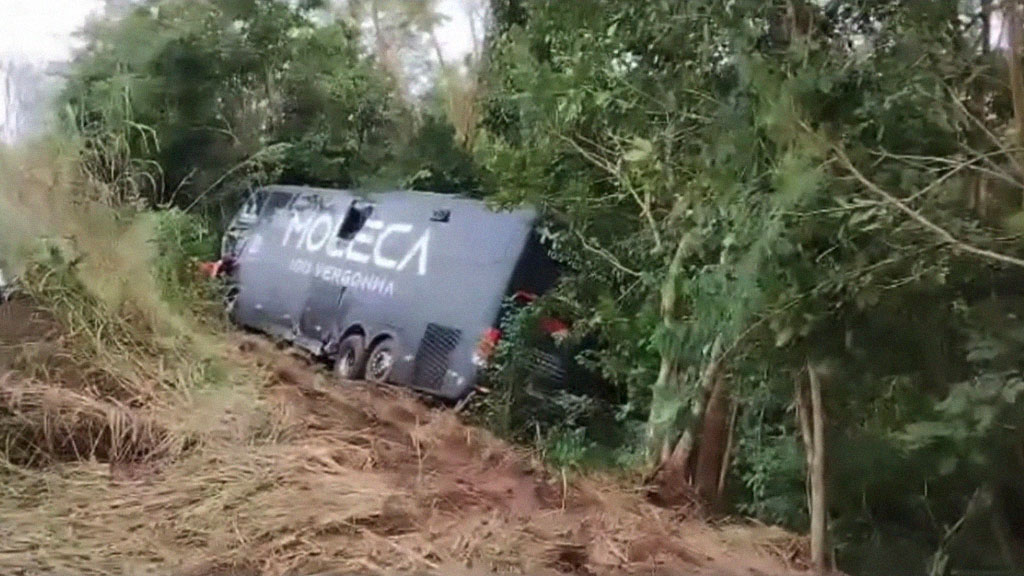 Colisão entre ônibus da banda Moleca 100 Vergonha e ambulância deixa um morto no Piauí