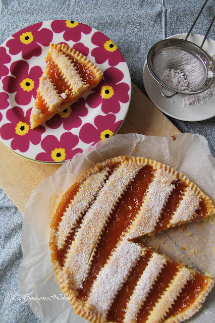 Crostata alla confettura di pesche e lavanda