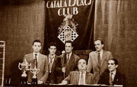 Reparto de premios de un torneo social del Català Escacs Club