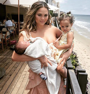 Chrissy Teigen'ın Emzirme Pozu Olay