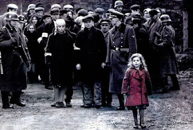 Instante de La lista de Schindler (1993) con la famosa niña del abrigo rojo