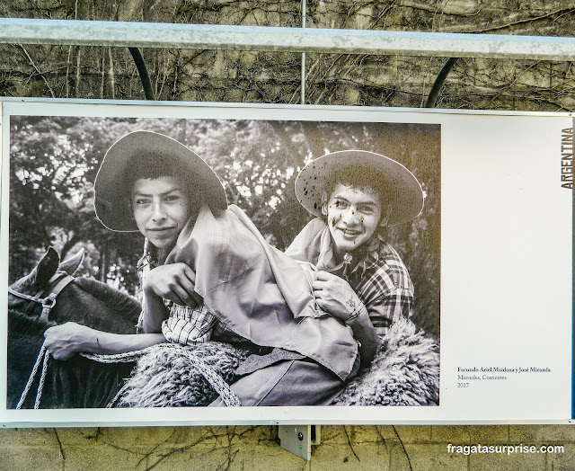 Exposição de fotografias no Jardim da Biblioteca Nacional em Buenos Aires