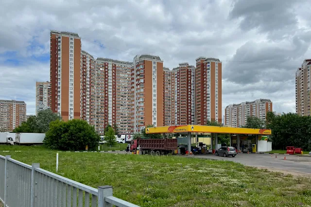 Красногорск, Волоколамское шоссе, жилой дом 2013 года постройки, АЗС «Роснефть»