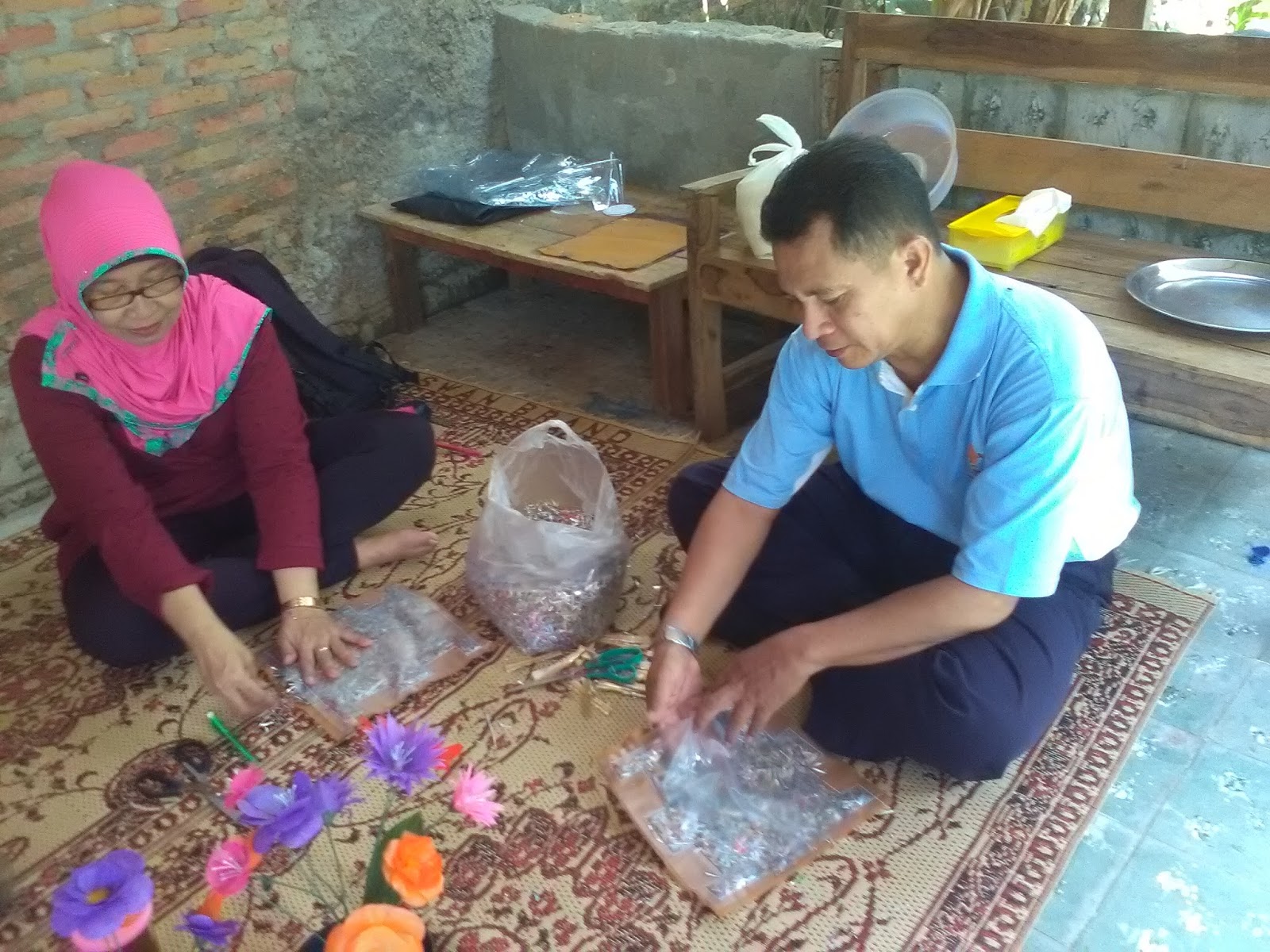 HANDYCRAFT LIMBAH PLASTIK DARI LIMBAH MENJADI BERKAH 