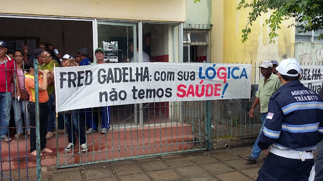 http://www.blogdofelipeandrade.com.br/2015/10/servidores-realizaram-protesto-na.html