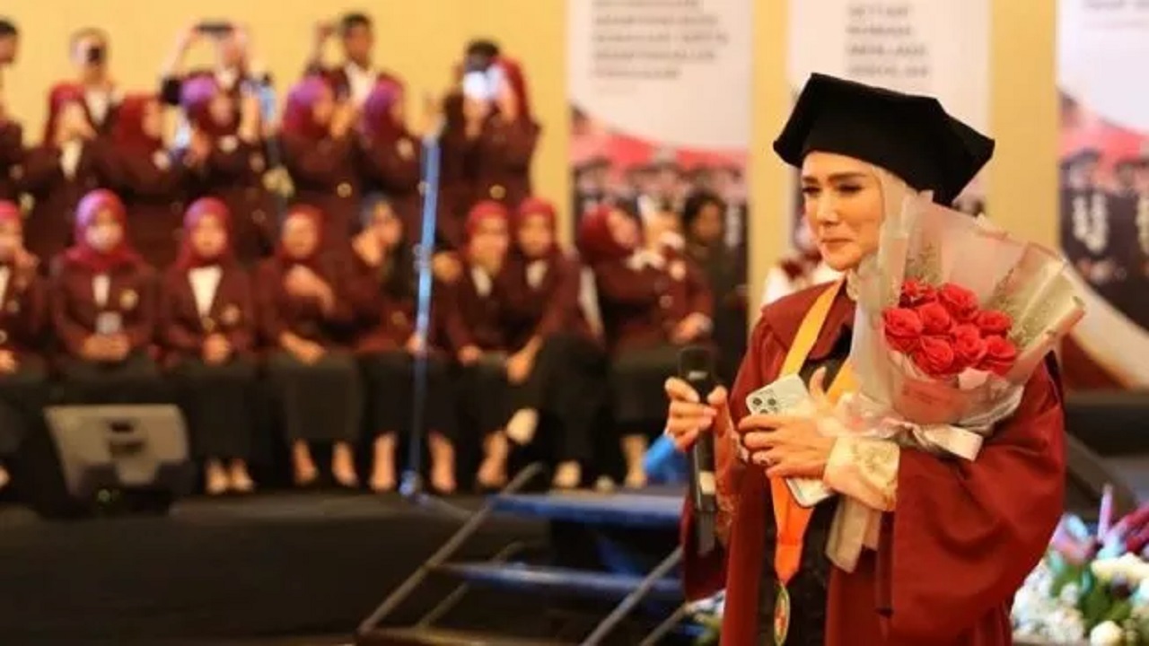 Mulan Jameela Jadi Sarjana di Usia 43 Tahun, Ini 5 Potret Cantiknya Kenakan Baju Toga Saat Wisuda