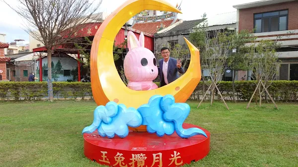 ▲鹿港桂花巷藝術村添加了兔年應景的「玉兔攬月光」裝置藝術。（記者林明佑攝）