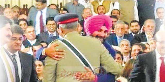 siddhu kee jhappee par sharminda nahin, khush hona chaahie