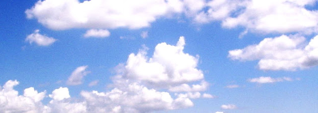 Imagem de céu azul claro com nuvens em dia de sol