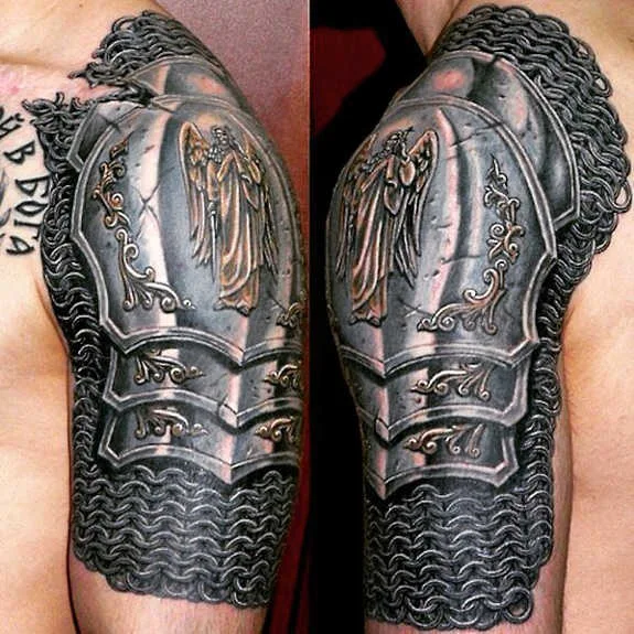 tatuaje en el hombro de armadura para hombre