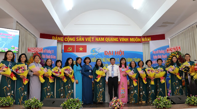 Lãnh đạo thành phố, quận, phường tặng hoa chúc mừng Ban chấp hành Hội LHPN Phường 11, nhiệm kỳ 2021 - 2026. (Ảnh AH)