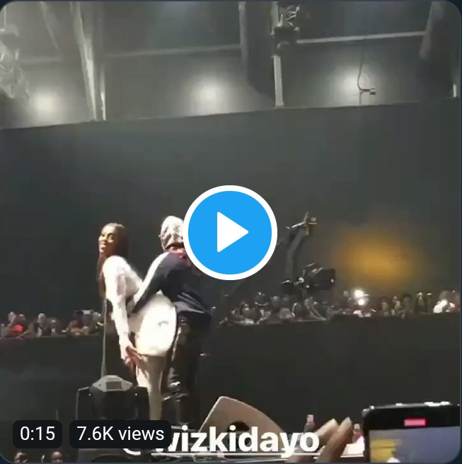 Wizkid Rocking Tiwa Savage In Doggy Style On Stage At Music Fest In Dubai