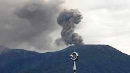 Erupsi Lagi hingga Keluarkan Sinar Api dari Puncak Yang Gemparkan Warga Sekitar Gunung Marapi Sumbar