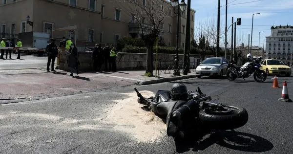 Εμετικό αφήγημα από τα φιλοκυβερνητικά ΜΜΕ για το δυστύχημα στη Βουλή: «Έφταιγε το θύμα επειδή πέρασε με πράσινο»