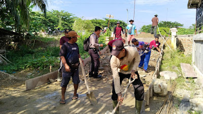 Warga RT 05 Kelurahan Bangko Kanan Gotong Royong Perbaiki Jembatan