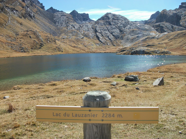 Lac du Lauzanier (2284 m) avec panneau, le 17 octobre 2014.