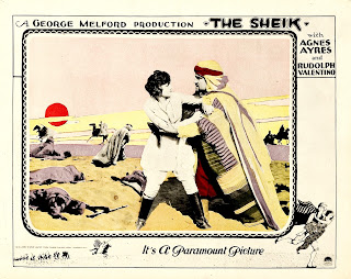 THE SHEIK. Lobby Card: 36 x 28 cms. Estados Unidos. EL CAÍD. The Sheik. 1921. Estados Unidos. Dirección: George Melford. Reparto: Rudolph Valentino, Agnes Ayres, Ruth Miller, George Waggner, Frank Butler, Charles Brinley, Lucien Littlefield, Adolphe Menjou, Walter Long, Sally Blane, Polly Ann Young, Natacha Rambova, Loretta Young.