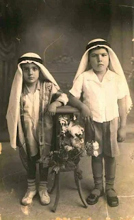 صورة لاطفال من القدس عام 1941 يلبسون ملابس أطفال المدن في ذلك الوقت