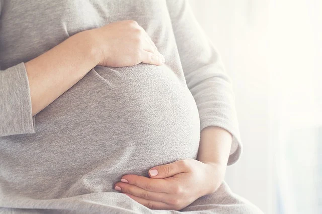 الأسبوع 33 من الحمل قد تبدو ركلات الطفل أكثر حدة