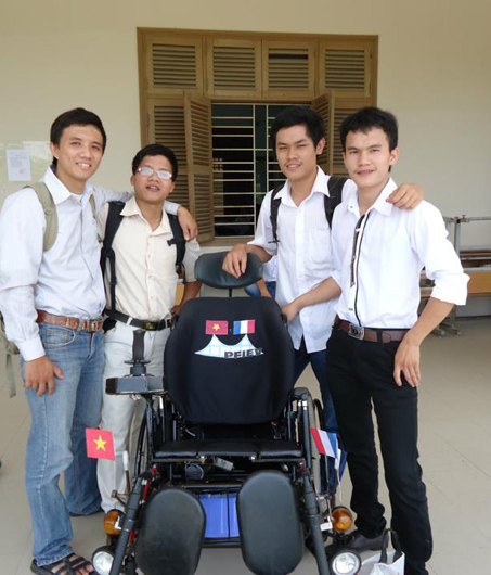 sinh viên thiết kế xe lăn điện cho người khuyết tật