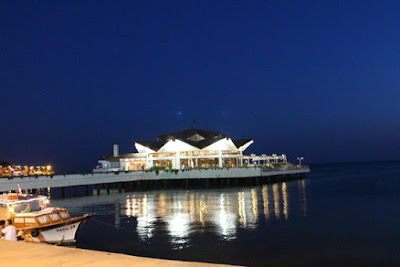 مطعم في قلب  البحر في بيليك دوزو
