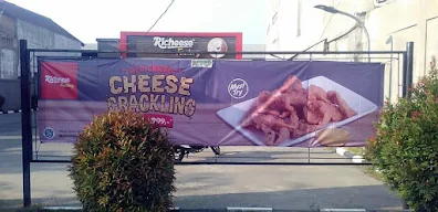 Spanduk Cheese Crackling Richeese Factory Sudirman Semarang