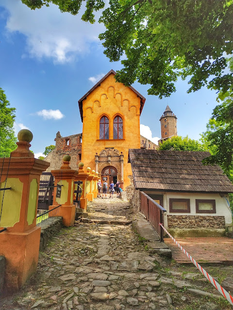 Średniowieczny zamek z XIV wieku w Zagórzu Śląskim 