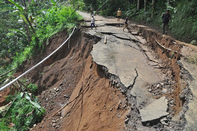 CONTOH TEKS EKSPLANASI TANAH LONGSOR