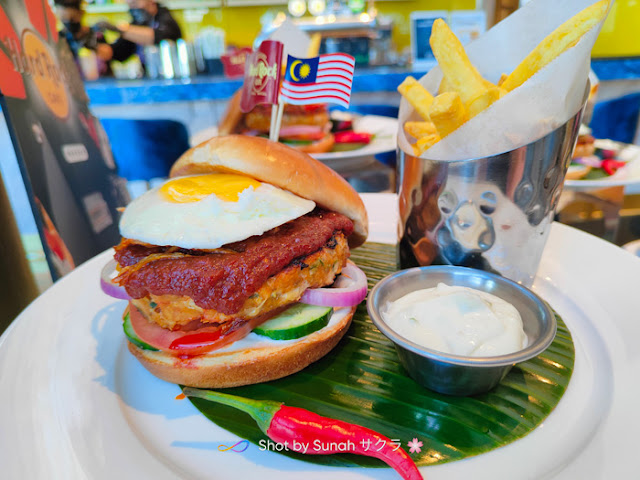 Hard Rock Cafe Puteri Harbour Lancarkan Satay Burger dan Spicy Sambal Burger