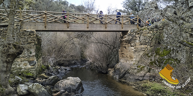 Puente de los enamorados sobre el río Moros en Valdeprados