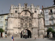 . ônibus até o Arco de Santa Maria (principal porta de entrada da parte . (pic )