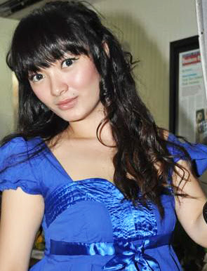 Foto-foto Sexy Penyanyi Dangdut "Goyang Itik", Zaskia Gotik - Ada Yang Asik
