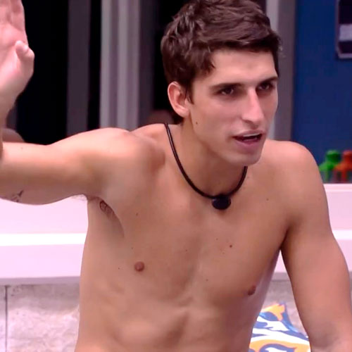 Felipe Prior sem camisa