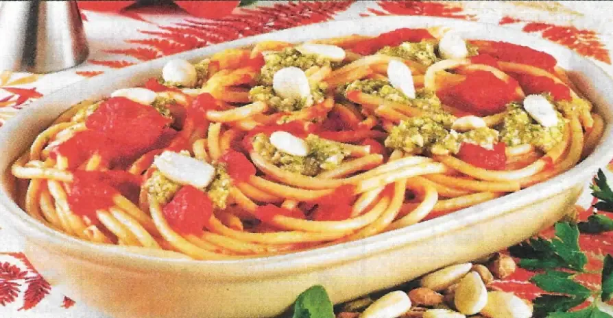 Bucatini al pomodoro con frutta secca