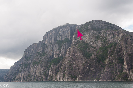 Fotografia del Preikestolen desde el fiordo Lysefjord