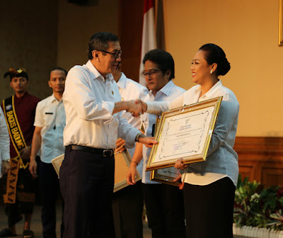 Bupati Eka Raih Penghargaan Anubhawa Sasana Desa