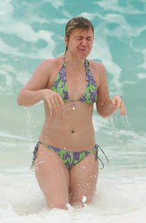 Kelly Clarkson in Bikini Photo Gallery