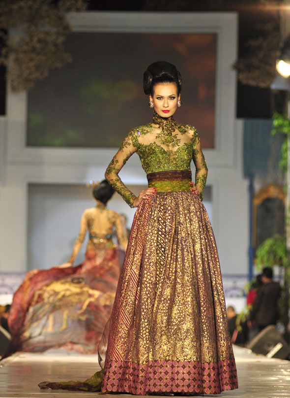  Model  Gaun  Kebaya yang  Sedang Trend  Kumpulan Model  