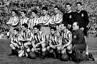 R. C. D. ESPAÑOL DE BARCELONA - Barcelona, España - Temporada 1953-54 - Catá, Argilés, Faura, Parra , Bolinches, Domingo y Trías (portero suplente); Cruellas, Marcet, Mauri, Piquín y Arcas - C. F. BARCELONA 1 (Moreno) R. C. D. ESPAÑOL DE BARCELONA 4 (Faura, Cruellas, Marcet y Mauri) - 18/04/1954 - Liga de 1ª División, jornada 29 - Barcelona, Campo de Las Corts - 4º clasificado en la Liga, con Alejandro Scopelli de entrenador