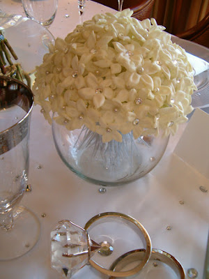 This white elkhorn chandelier ties the entire winter theme wedding together