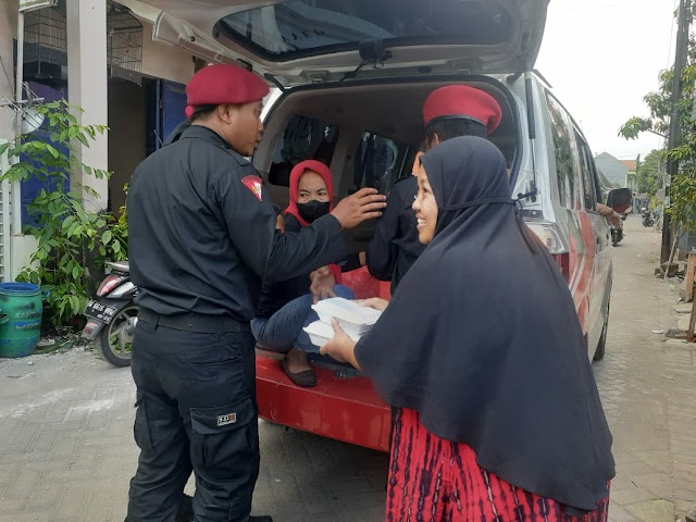 Yayasan Yayuk Edi Peduli DPC PDI Perjuangan Sidoarjo, Bagikan 200 Nasi Kotak dan Bantal ke Warga Dusun Mlaten