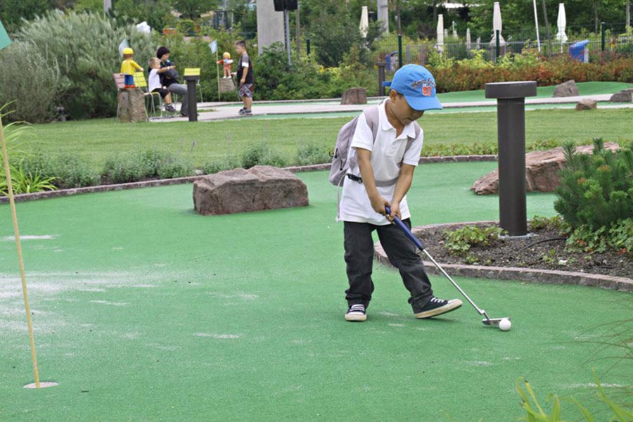 Mini-Golf and Kids, Great Benefits of Starting Early on Golf