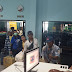 Polsek KKP Tanjungbalai Karimun Periksa Identitas dan Barang  Bawaan Penumpang di Pelabuhan
