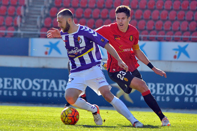 Timor intenta salvar la entrada de Yuste. R. C. D. MALLORCA 0 REAL VALLADOLID C. F. 1. 17/01/2016. Campeonato de Liga de 2ª División jornada 21. Palma de Mallorca, España, Iberostar Estadi. GOLES: 0-1: 87’, Juan Villar.