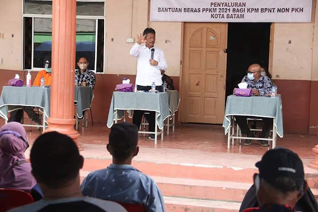 Bantuan Beras PPKM 2021 Terus Digesah, Rudi-Amsakar Turun Langsung Mendistribusikannya