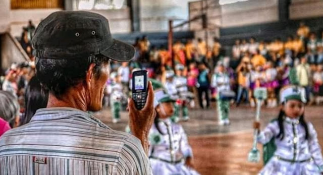 Bikin Haru, Viral Foto Ayah Memotret Anak Pakai HP Jadul 