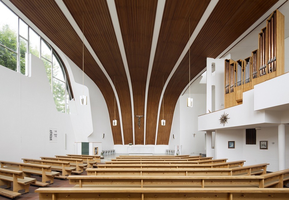 德國沃爾夫斯堡-路德福音派教堂，由北歐設計之父之稱的芬蘭現代建築大師-阿爾法．阿爾托設計，大器而壯麗。