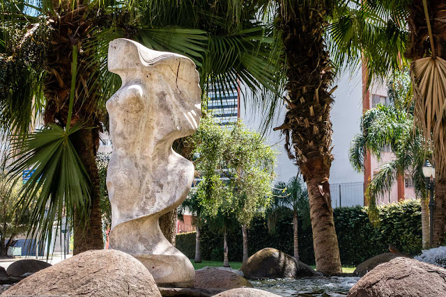 Escultura "Vênus Curitibana" na Praça Didi Caillet