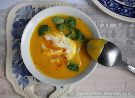 Zupa krem z dyni na ostro z wkładka pomaranczowa i jajkiem w koszulce
